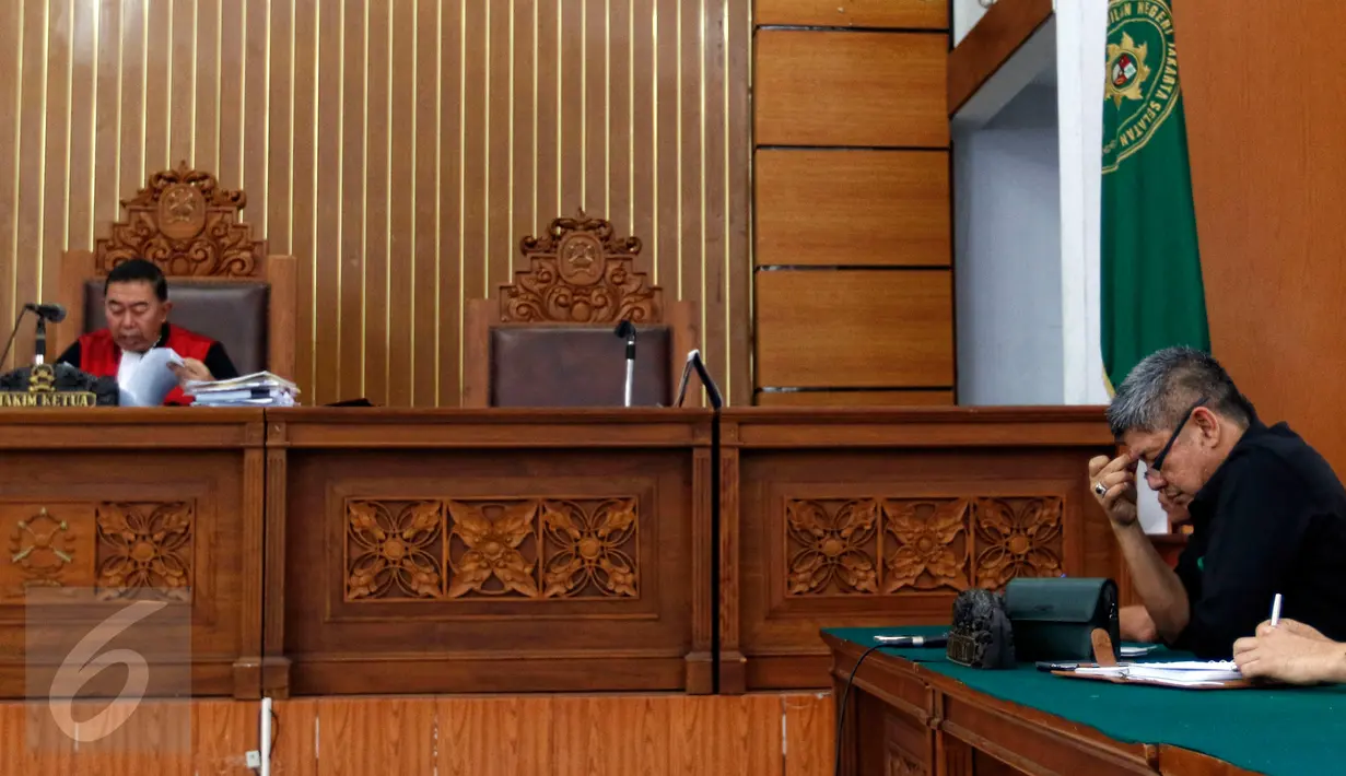 Kuasa hukum Kejagung, Firdaus, menghadiri sidang putusan praperadilan di PN Jaksel, Selasa (29/9/2015).  PT VSI memenangkan gugatan praperadilan melawan Kejagung dalam perkara penggeledahan pada 12 Agustus lalu. (Liputan6.com/Yoppy Renato)