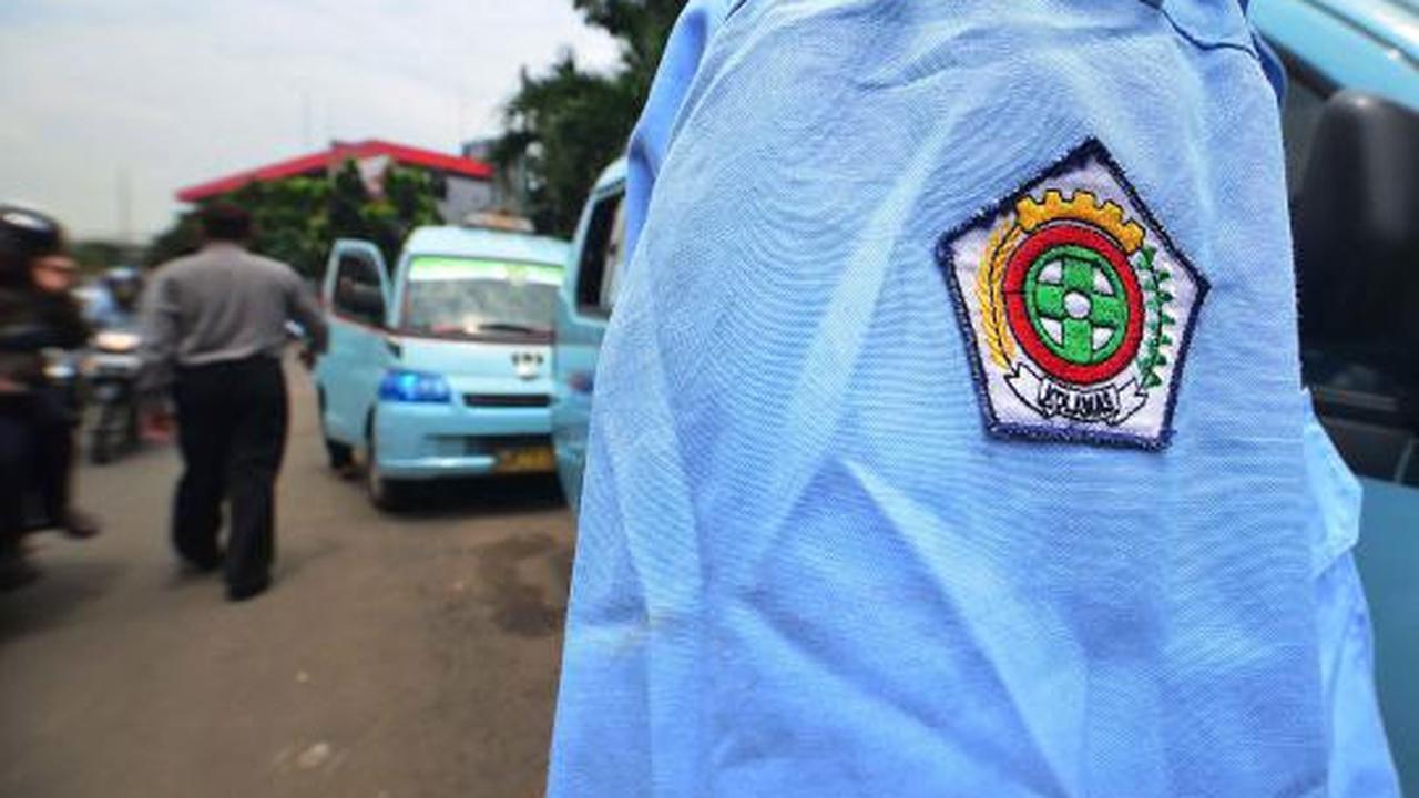 Di tengah aksi mogok, sopir angkot tertidur pulas