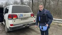 Foto yang dirilis IAEA ini menunjukkan Sekjen IAEA Rafael Mariano Grossi berdiri di samping kendaraan PBB dalam perjalanannya menuju Pembangkit Listrik Tenaga Nuklir Zaporizhzhia, di tenggara Ukraina, Rabu (29/3/2023). (Dok. IAEA via AP)