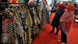 Pengunjung melihat baju batik di salah satu stand pameran Produk Fashion dan Craft Indonesia, di JCC, Jakarta, Selasa (26/8/2015).  Pameran yang berlangsung hingga 30 Agustus 2015 itu diikuti 206 peserta dari berbagai kota. (Liutan6.com/Johan Tallo)