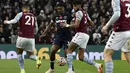 Bek West Ham United, Angelo Ogbonna (kedua kiri) berebut bola dengan pemain Aston Villa, Tyrone Mings dan Anwar El Ghazi pada pekan sepuluh Liga Inggris di Villa Park, Minggu (31/10/2021). West Ham United mengandaskan tuan rumah Aston Villa dengan skor 4-1. (AP Photo/Rui Vieira)