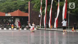Warga berolahraga sore di kawasan Taman Mini Indonesia Indah, Jakarta, Minggu (22/8/2021). TMII kembali dibuka mulai 06.00-18.00 WIB namun terbatas hanya untuk kegiatan berolahraga outdoor atau luar ruangan dan dengan syarat menunjukkan sertifikat vaksinasi covid-19. (Liputan6.com/Herman Zakharia)