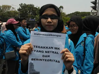 Massa dari Front mahasiswa Demokrasi Kawal Reformasi melakukan aksi unjuk rasa di Kawasan Patung Kuda, Jakarta, Senin (16/10/2023). (merdeka.com/Imam Buhori)