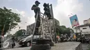 Petugas Dinas Perhubungan DKI Jakarta menganti lampu lalu lintas di kawasan Manggarai, Jakarta, Selasa (19/7). Untuk mencegah kemacetan akibat trafic light, Dishub ganti lampu lalin yang bermasalah. (Liputan6.com/Yoppy Renato)