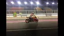 Marc Marquez meninggalkan paddock tim Repsol Honda saat tes pramusim MotoGP 2016 hari kedua di Sirkuit Losail, Qatar, Kamis (3/3/2016). (Bola.com/Twitter)