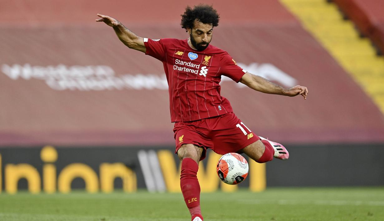 Penyerang Liverpool, Mohamed Sala, mencetak gol ke gawang Crystal Palace pada laga Premier League di Stadion Anfield, Rabu (24/6/2020). Liverpool menang dengan skor 4-0. (AP/Paul Ellis)