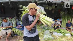 Kulit ketupat dijual dengan harga Rp10 ribu hingga Rp15 ribu per ikat tergantung ukuran. (Liputan6.com/Angga Yuniar)