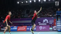 Ganda putra Indonesia, Fajar Alfian/M Rian Ardianto mengembalikan kok ke arah pemain India, Manu Attri/Sumeeth Reddy Buss pada perempat final Bulutangkis Beregu Putra Asian Games 2018 di Jakarta, Senin (20/8). (Liputan6.com/Helmi Fithriansyah)