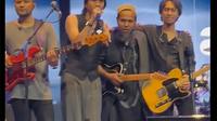 Sakti diampit oleh sahabatnya, Eross, Duta dan Adam saat tampil dalam acara tersebut. [TikTok/wanszr]