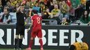 Wasit, Ravshan Irmatov (kiri) memberkan kartu merah kepada pemain Suriah, Mahmoud Al Mawas (tengah) pada laga kualifikasi Piala Dunia 2018 di  Sydney (10/10/2017). Australia menang 2-1 pada leg kedua tersebut. (AFP/Saeed Khan)
