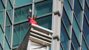 Atlet panjat tebing 'free solo' asal Amerika, Alex Honnold menyapa masyarakat saat memanjat gedung Taipei 101 tanpa tali pengaman di Taipei, Minggu (25/01/2026). (AP Photo/Chiang Ying-ying)
