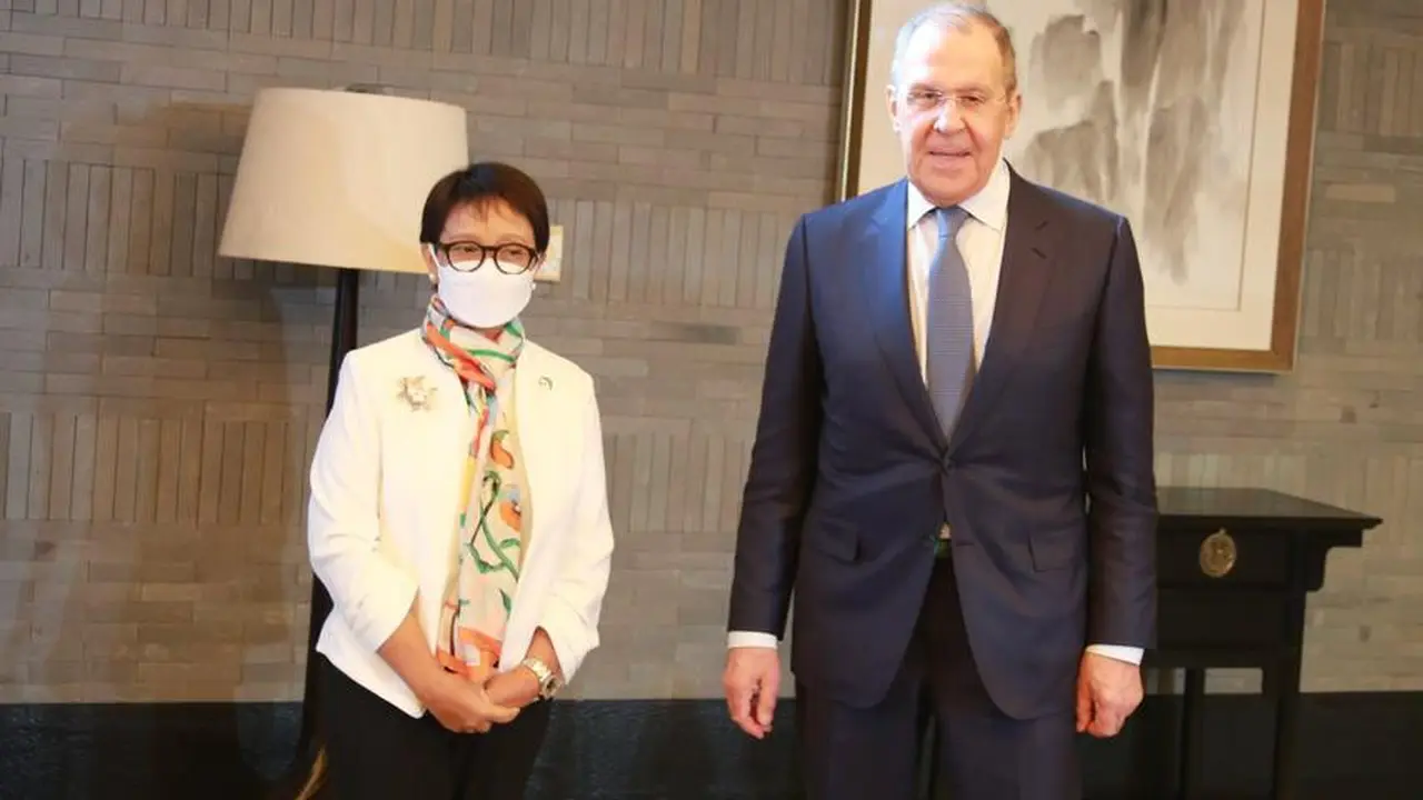 Menlu Retno Marsudi bertemu dengan Menlu Rusia Sergey Lavrov di Tunxi, China.