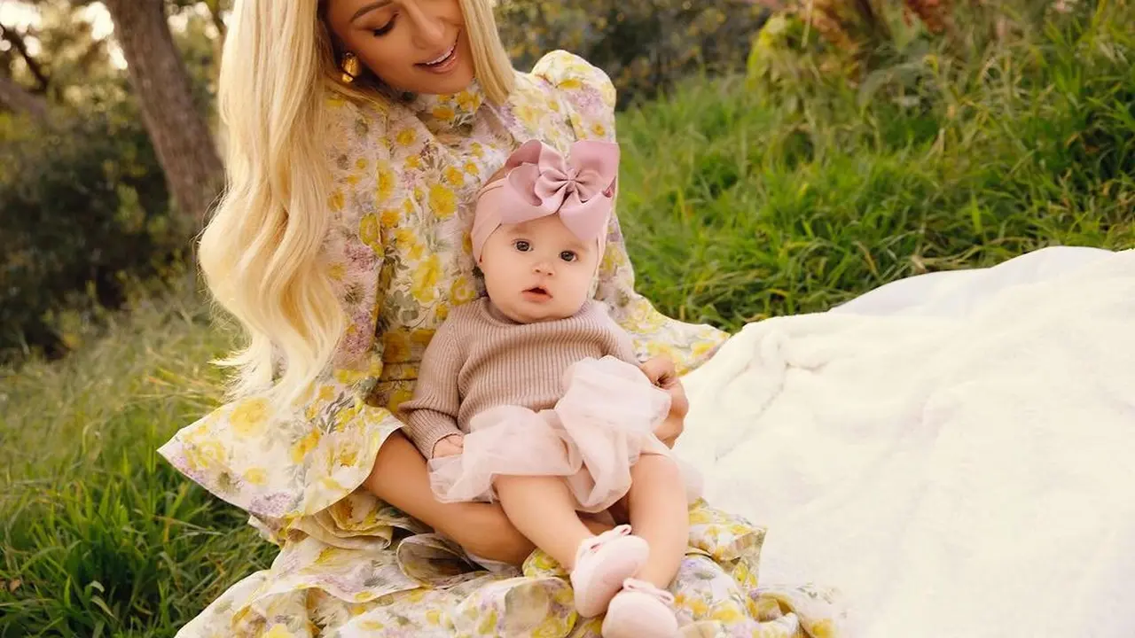 Paris Hilton Ungkap Wajah Bayi Perempuannya yang Lahir via Rahim Ibu Pengganti
