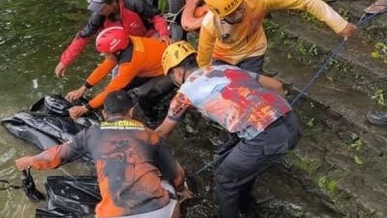 Tim Gabungan Berhasil Evakuasi Tujuh Motor Tenggelam Akibat Longsor di Telaga Sarangan