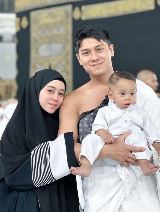 Tidak hanya Billar, tapi undangan tersebut sepaket. Lesti Kejora satu paket dengan sang suami, Rizky Billar dalam melaksanakan ibadah haji 2022. Lesti dan suami  tak bisa memenuhi undangan karena berbagai alasan. [Instagram/rizkybillar]