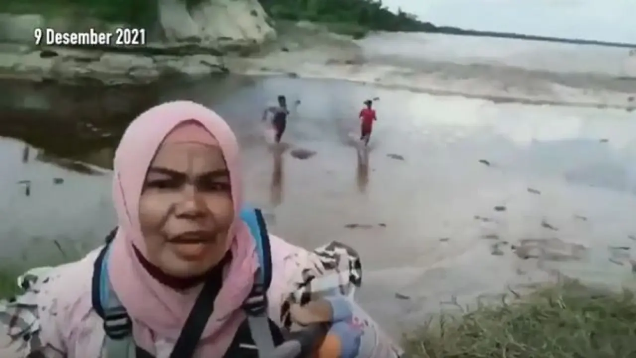 Perempuan tergulung ombak demi mendapatkan konten