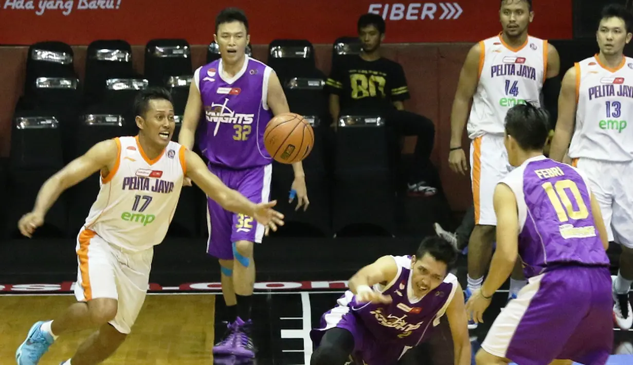 Pemain Pelita Jaya, Amin Prihantono (kiri), berusaha melewati hadangan pemain CLS Knights. (bola.com/Arief Bagus)