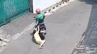 Nenek 70 Tahun Dijambret Pemotor Berjaket Ojol hingga Terseret di Aspal
