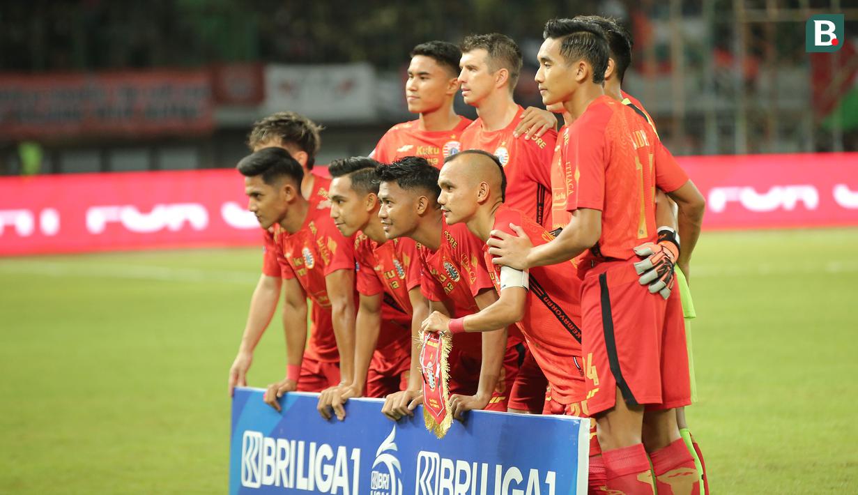 <p>Para pemain starting XI Persija Jakarta berpose sebelum dimulainya laga pekan ke-16 BRI Liga 1 2023/2024 menghadapi Rans Nusantara FC di Stadion Patriot Candrabhaga, Bekasi, Minggu (22/10/2023) malam WIB. (Bola.com/Abdul Aziz)</p>
