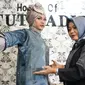 Perancang busana muslim asal Solo, Tuty Adib menunjukkan salah satu karya yang akan dipamerkan saat fashion show di London, Jumat (16/2).(Liputan6.com/Fajar Abrori)