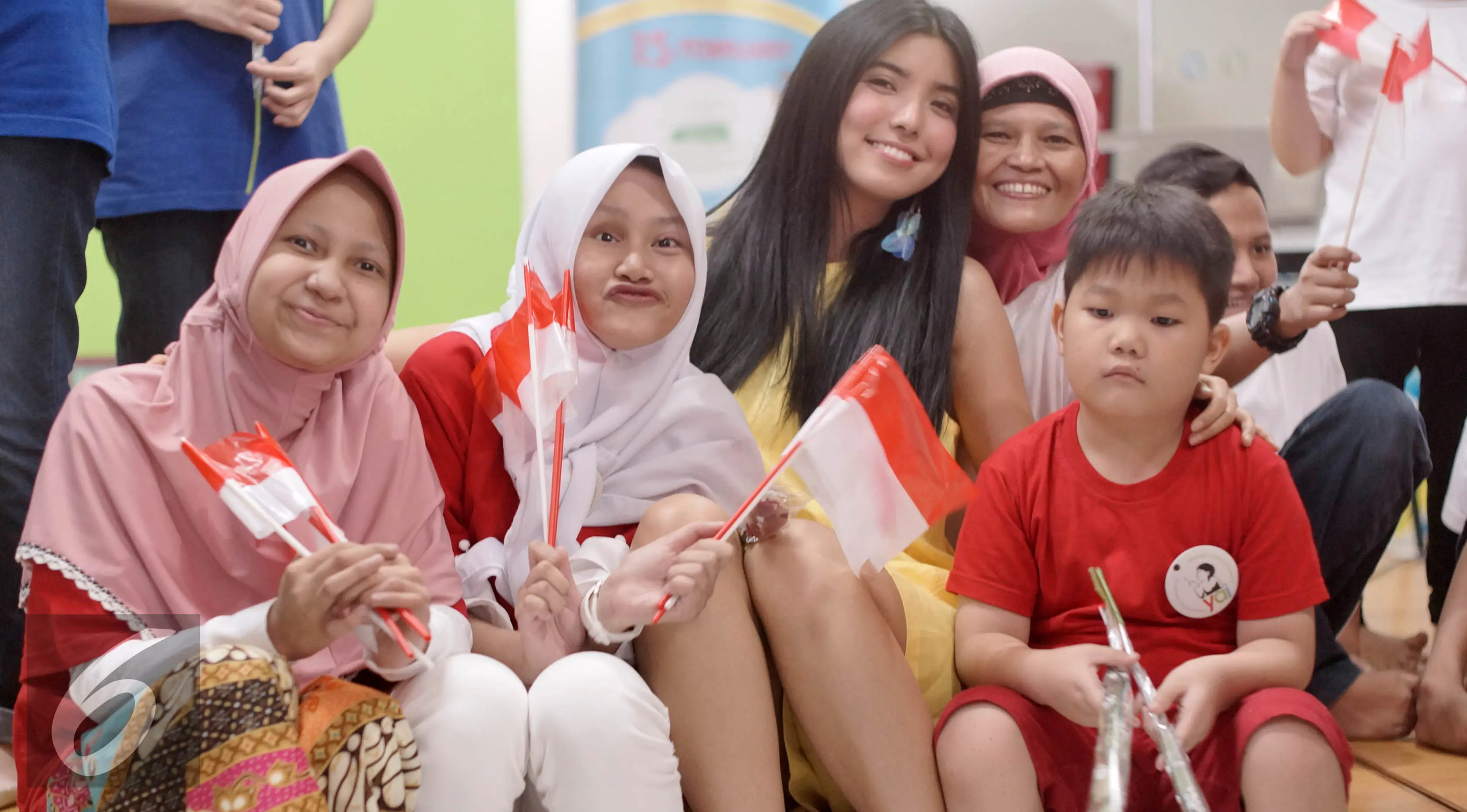 Chilla Kiana bersama anak-anak peyandang kanker di Yayasan Anyo Indonesia atau Rumah Anyo. (Meiritica Nurul/Liputan6.com)