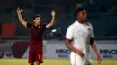 Ekspresi Francesco Totti saat bertanding di SUGBK, Jakarta. (Reuters/Darren Whiteside)