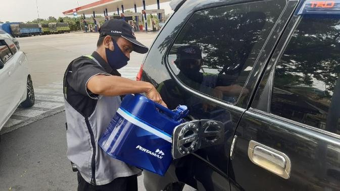 Petugas Pertamina membantu proses pengisian BBM kepada pengguna tol di rest area. (Ist)