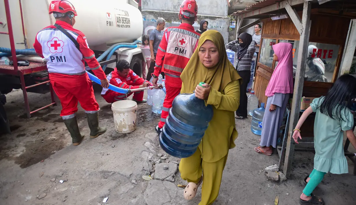 Warga membawa galon air saat petugas Palang Merah Indonesia (PMI)mendistribusikan air bersih  di RW 08. Cipayung Jaya, Kota Depok, Jawa Barat, Jumat (14/07/2026).
