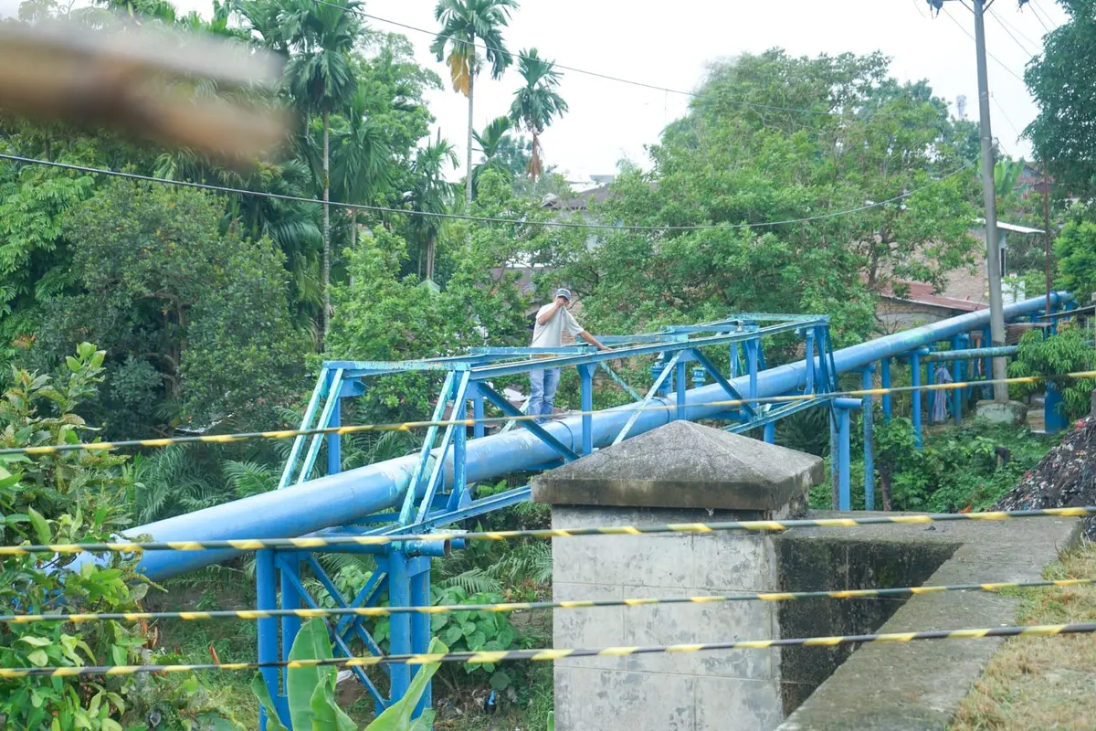 Siswa SMP di Medan Seberangi Pipa untuk Sekolah