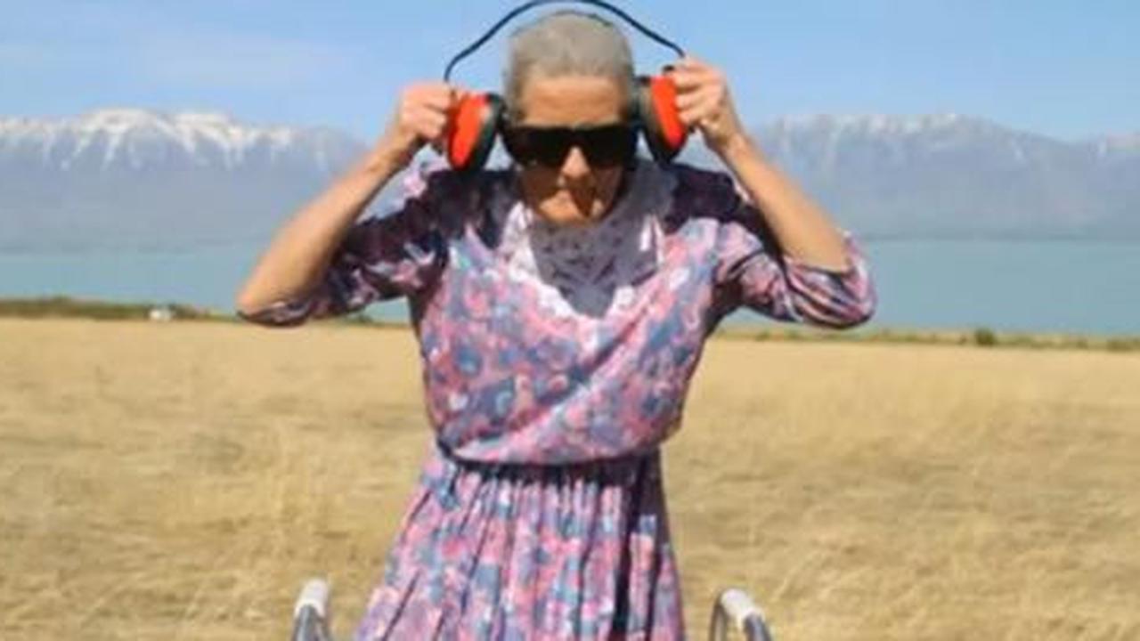 Nenek bersenjatakan Riffle Gun, 'bunuh' iPhone dan MacBook