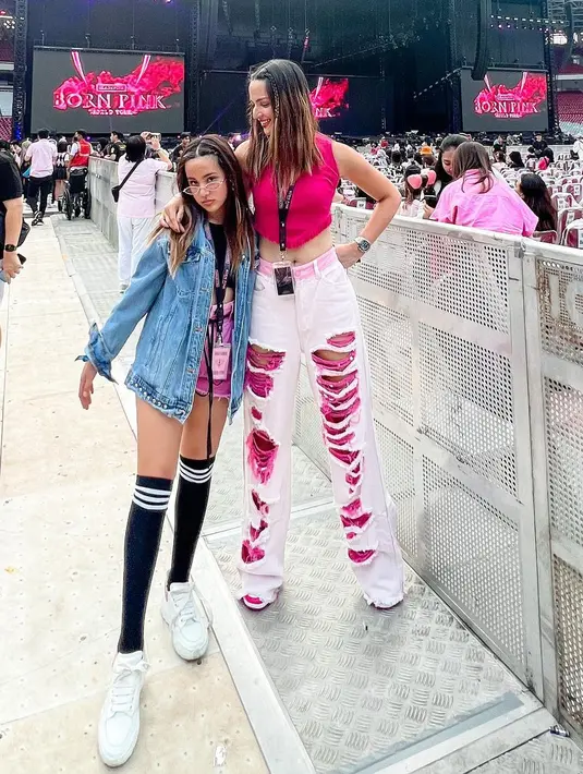 Atau bisa juga tampil dengan padu padan jaket denim, cropped top, shorts, kaus kaki panjang, dan sneakers seperti gaya Mikhayla saat nonton konser BLACKPINK. [@ramadhaniabakrie]