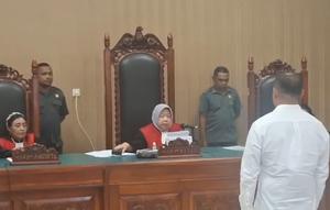 Anggota DPRD Kota Kupang Mokrianus Imanuel Lay menjalani sidang kasus penelantaran anak dan istri. (Liputan6.com/Ola Keda)