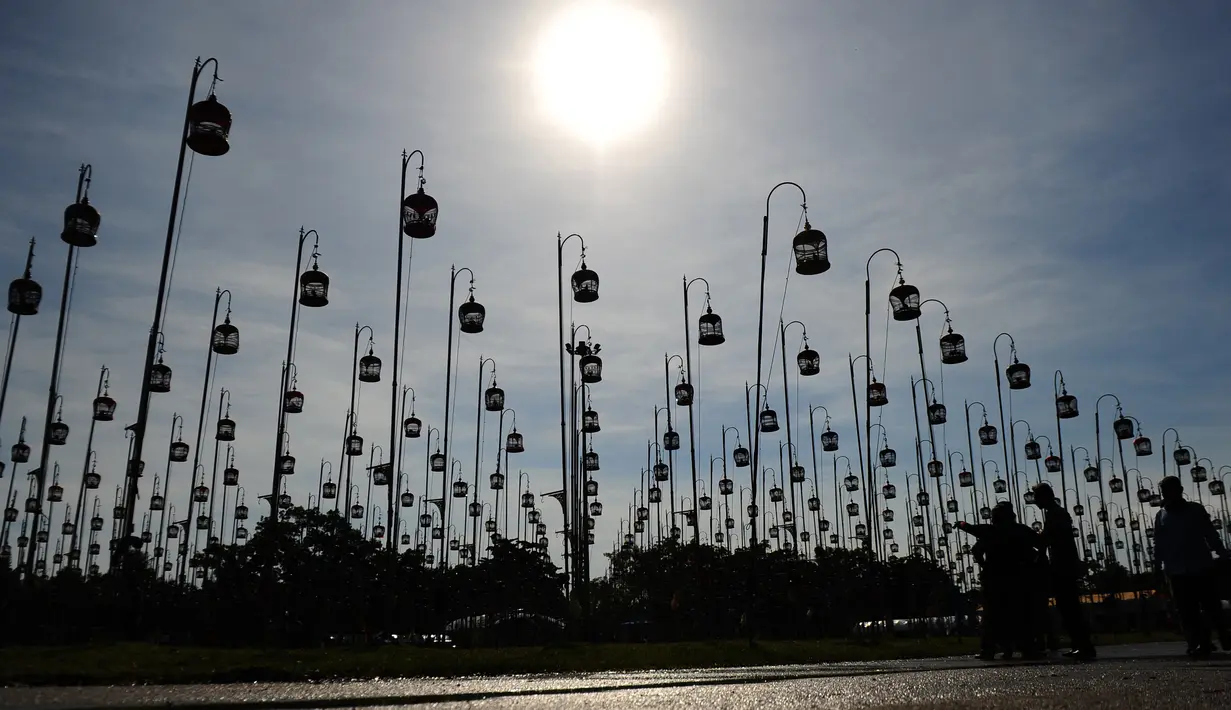 Sejumlah burung berada di dalam kandang saat mengikuti kontes kicau burung di provinsi Narathiwat, Thailand selatan (18/9). Lebih dari 1.400 burung dari Thailand, Malaysia dan Singapura ikut serta dalam kontes tahunan tersebut. (AFP Photo/Madaree Tohlala)
