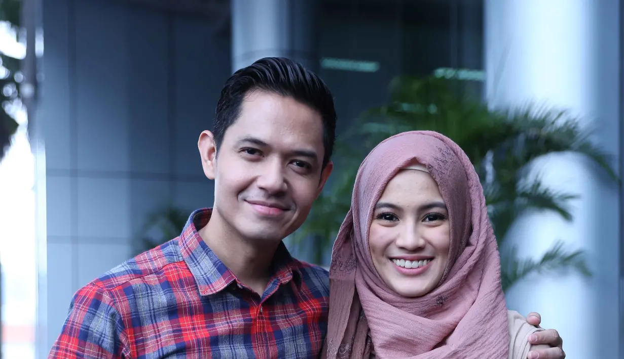 Meski telah memiliki seorang anak, pasangan Dude Harlino dan Alyssa Soebandono malah terlihat makin romantis. Lantas apa yang membuat menjaga kehangatan dalam keluarganya. (Nurwahyunan/Bintang.com)