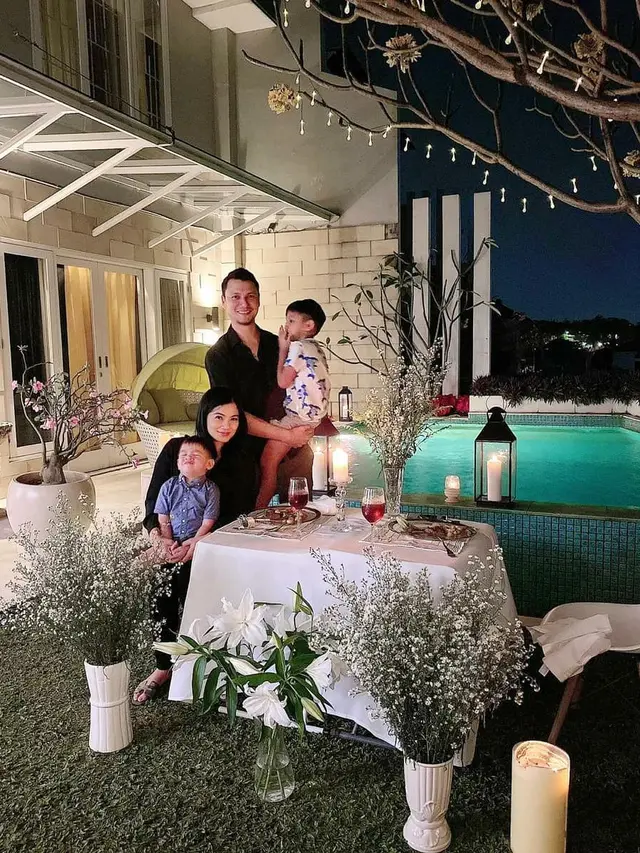Dekor Sendiri Ini 6 Potret Titi Kamal dan Christian Sugiono Makan Malam Romantis