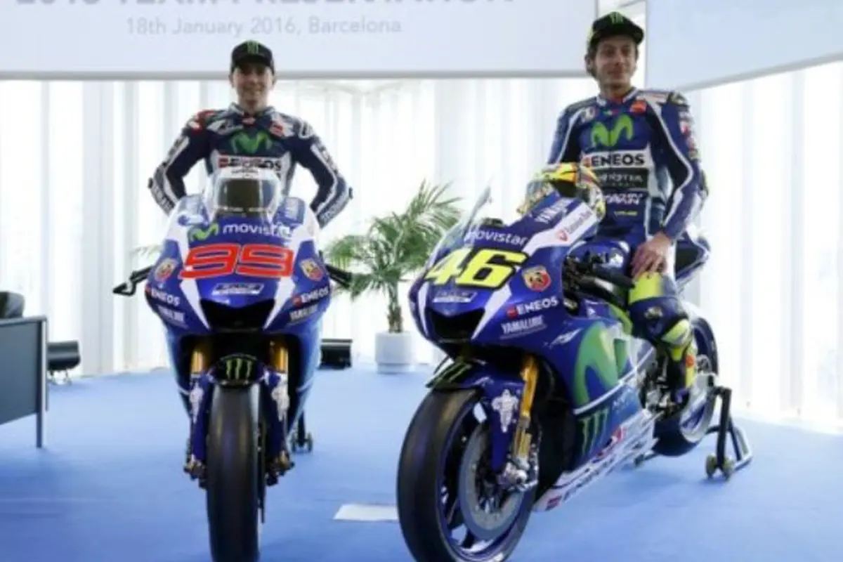 Jorge Lorenzo (kiri) dan Valentino Rossi