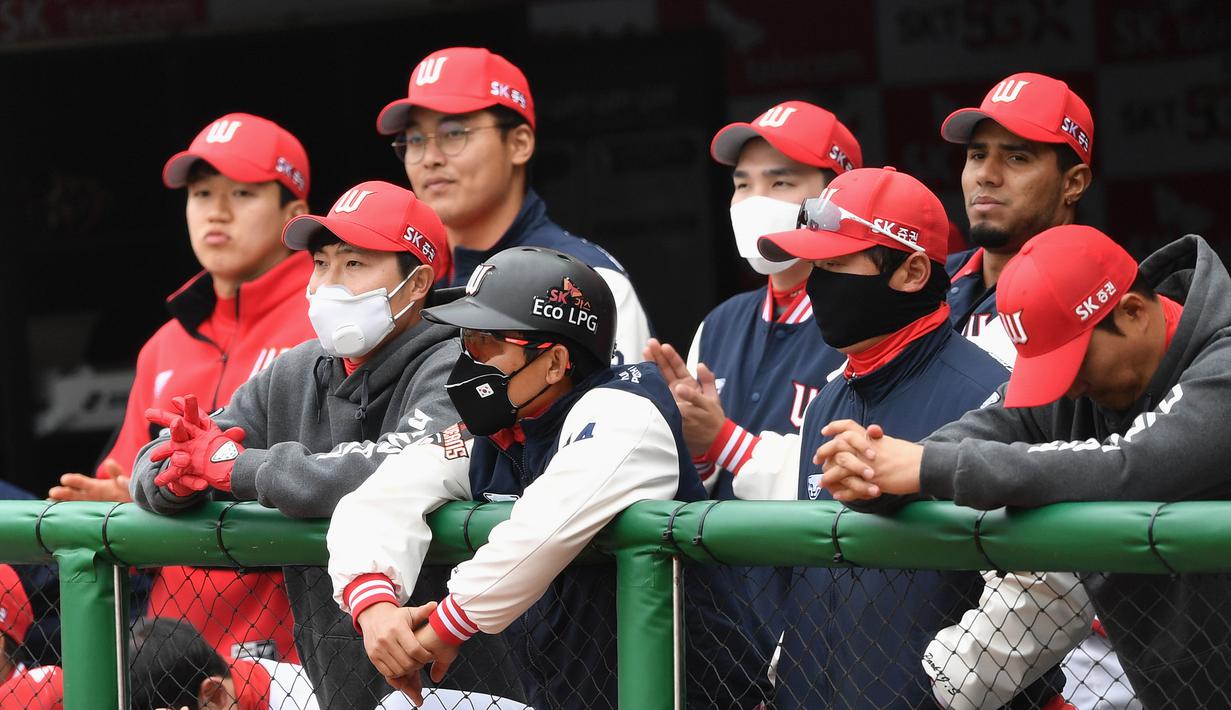 Pemain SK Wyverns mengenakan masker saat pertandingan kompetisi baseball KBO League 2020 di Munhak Baseball Stadium, Incheon, Kamis (5/5/2020). Korea Selatan kembali gelar baseball KBO League 2020 dengan sistem pertandingan tanpa penonton di tengah pandemi COVID-19. (AFP/Jung Yeon-je)