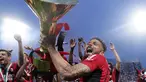 AC Milan berhasil meraih gelar juara Liga Italia untuk yang ke-19 kalinya pada musim 2021/2022, menyisihkan pesaing kuatnya sesama tim kota Milan, Inter Milan yang kini sama-sama mengoleksi 19 gelar juara. Keberhasilan AC Milan merupakan kolaborasi skuat mereka yang dihuni para pemain tua dan muda, di antaranya 5 pemain asal Prancis berikut. (LaPresse via AP/Spada)