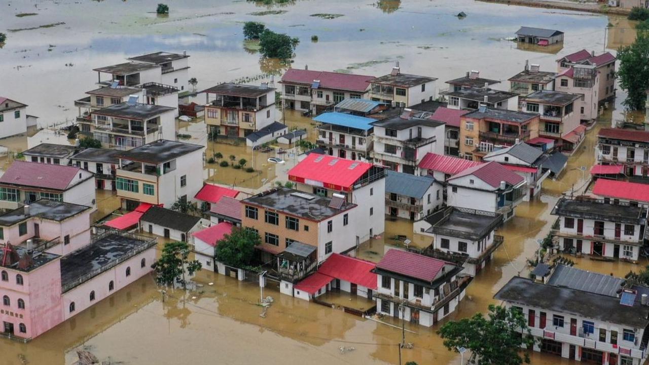 Banjir ini menyebabkan banyak warga terjebak di rumah-rumah mereka, dengan air yang menggenangi sekeliling rumah hingga ketinggian yang mengkhawatirkan. Foto: STRINGER / AFP<br>