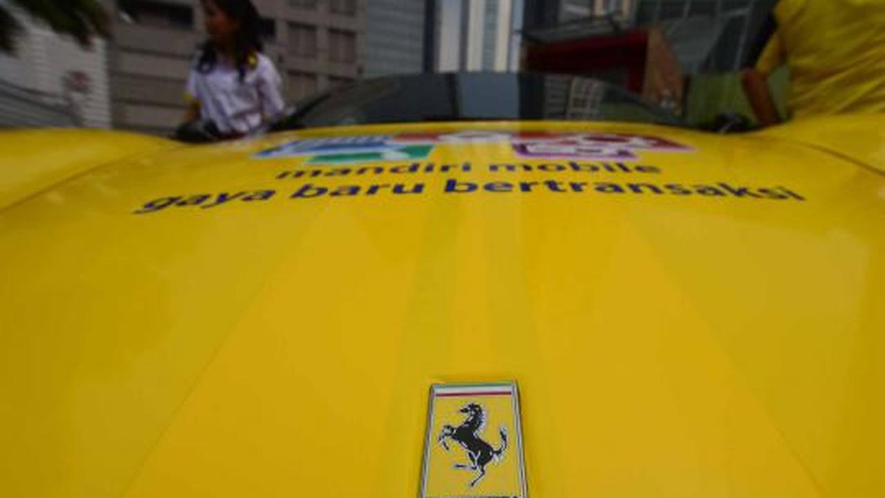 Taksi Ferrari untuk promosi Bank Mandiri