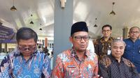 Wakil Wali Kota Depok, Imam Budi Hartono (tengah) saat ditemui awak media di Sekolah Al Fikri, Kota Depok. (Liputan6.com/Dicky Agung Prihanto)