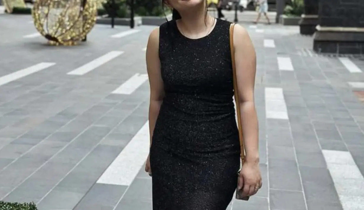 Elodie juga tampak punya anggun berkat senyumnya yang tulus. Wajah segarnya memancarkan aura positif yang menyenangkan.  [Foto: Instagram/ elodie_bouttier]