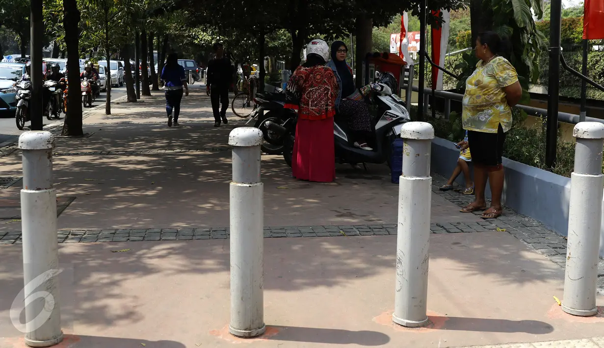 Pejalan kaki berjalan di trotoar kawasan Sudirman-Thamrin, Jakarta, Senin (7/9/2015). Gubernur DKI Jakarta Basuki Tjahaja Purnama berencana melebarkan trotoar dan menjanjikan insentif bagi pemilik gedung di kawasan tersebut. (Liputan6.com/Yoppy Renato)