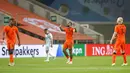 Pemain Belanda Memphis Depay (tengah) melakukan selebrasi usai mencetak gol ke gawang Skotlandia pada pertandingan persahabatan di Stadion Algarve, luar Faro, Portugal, Rabu (2/6/2021). Pertandingan berakhir imbang 2-2. (AP Photo/Miguel Morenatti)