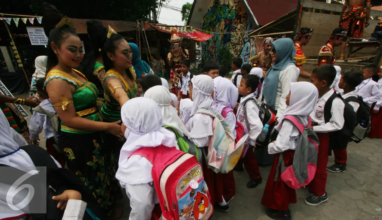 Siswa SD berebut salaman dengan penari saat berkunjung ke Taman Budaya Yogyakarta, Rabu, (20/7). Beberapa sekolah di Yogyakarta melakukan MOS secara edukatif di antaranya dengan mengenalkan seni budaya kepada siswanya. (Liputan6.com/Boy Harjanto)