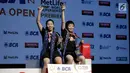 Ganda putri China Chen Qingchen dan Jia Yifan mengangkat trofi usai memenangkan final kejuaraan BCA Indonesia Open 2017 di Jakarta, Minggu (18/6). Chen Qingchen dan Jia Yifan menang dengan skor 21-19, 15-21, 21-10. (Liputan6.com/Faizal Fanani)