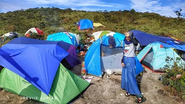 Terlihat tenda para pendaki di Gunung Sibuatan, Medan, Sumatera Utara
