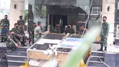 Aparat TNI berjaga di gedung Kementerian Energi dan Sumber Daya Mineral (ESDM), Jakarta, Jumat (9/10/2020). Terjadi aksi perusakan dan penjarahan di gedung Kementerian ESDM saat unjuk rasa penolakan Undang-Undang (UU) Cipta Kerja, Kamis 8 Oktober 2020. (Liputan6.com/Angga Yuniar)