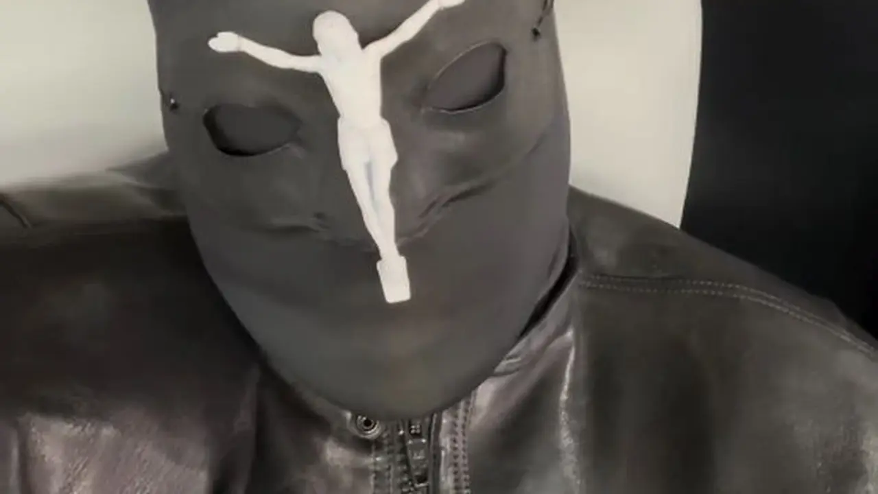 Kanye West Kenakan Topeng Alexander McQueen (Instagram/kanyewest)