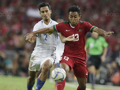 Febri Haryadi (kanan) memberikan umpan ke jantung pertahanan The White Angels dan salah diantisipasi pemain belakangnya sehingga Evan Dimas mampu mencetak gol  pada Sea Games 2017. Indonesia menang 3-1.  (Bola.com/Vitalis Yogi Trisna)
